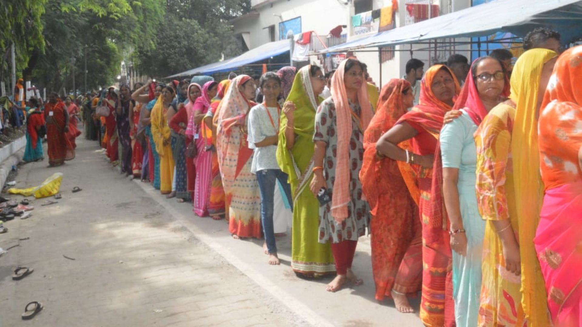 See the unique colors of Guru Purnima in pictures Muslim women and children worship
