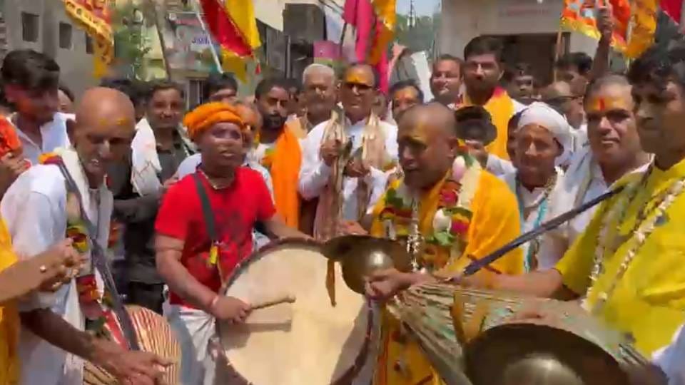 Mudia Shobha Yatra taken out on Guru Purnima devotees did parikrama with dancing and singing totune of Mridang