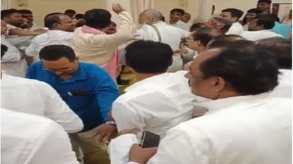There was a scuffle in the meeting of Congress officials in Gorakhpur, sloganeering started