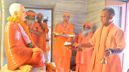 occasion of Guru Purnima, CM Yogi took blessings by performing Rudrabhishek at Gorakhpur Gorakhnath temple