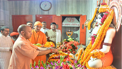 occasion of Guru Purnima, CM Yogi took blessings by performing Rudrabhishek at Gorakhpur Gorakhnath temple