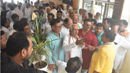 There was a scuffle in the meeting of Congress officials in Gorakhpur, sloganeering started
