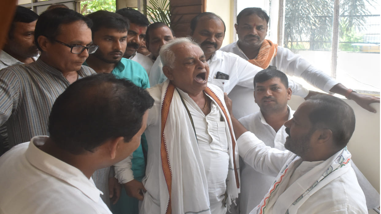 There was a scuffle in the meeting of Congress officials in Gorakhpur, sloganeering started