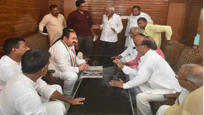 There was a scuffle in the meeting of Congress officials in Gorakhpur, sloganeering started