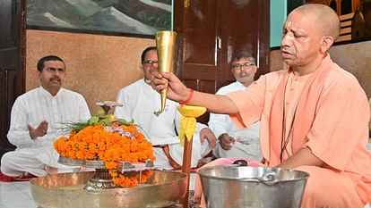 occasion of Guru Purnima, CM Yogi took blessings by performing Rudrabhishek at Gorakhpur Gorakhnath temple