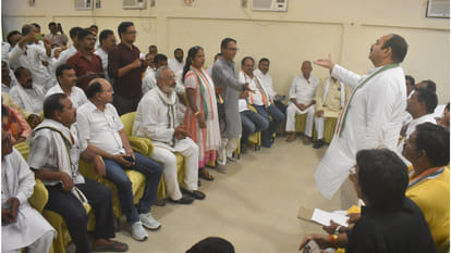 There was a scuffle in the meeting of Congress officials in Gorakhpur, sloganeering started