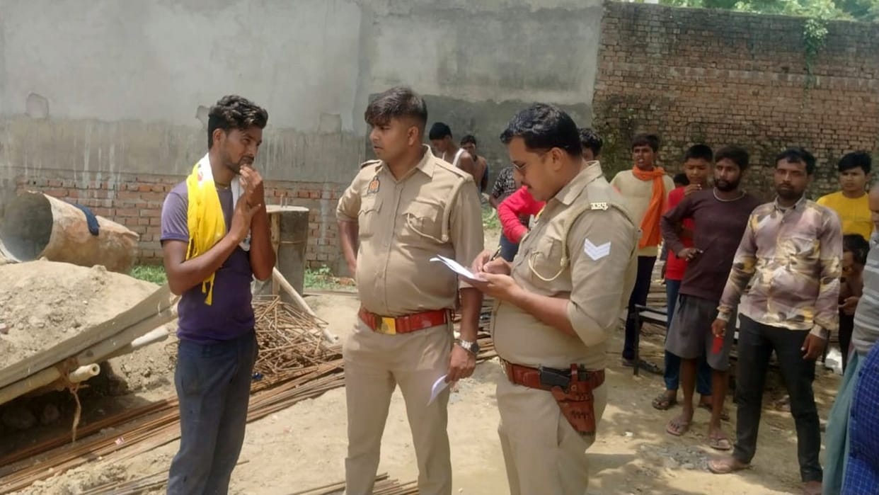 wo laborers died after touching high tension wire, condition of three is critical.