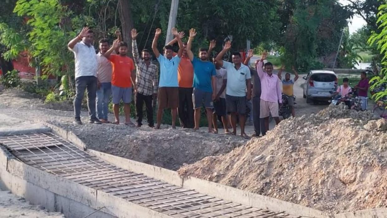 Gopalganj News: Villagers stopped construction of drain on wrong side of the national highway