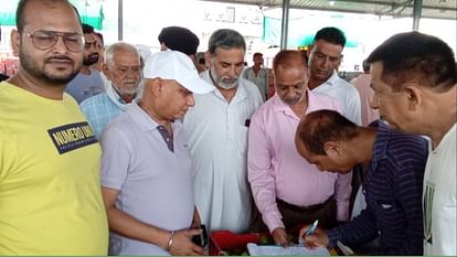 Ambala: शंभू सीमा बंद होने से ठप कारोबार, अब राज्यपाल को सौंपेंगे हस्ताक्षरयुक्त ज्ञापन Ambala: Business stalled due to closure of Shambhu border, now signed memorandum will be submitted to Governer