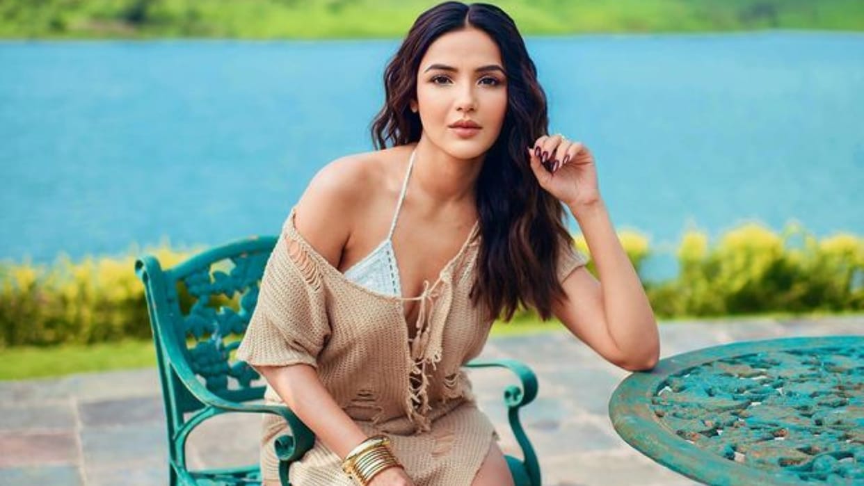 TV actress Jasmin Bhasin cornea damage due to contact lenses, actress is unable to see anything