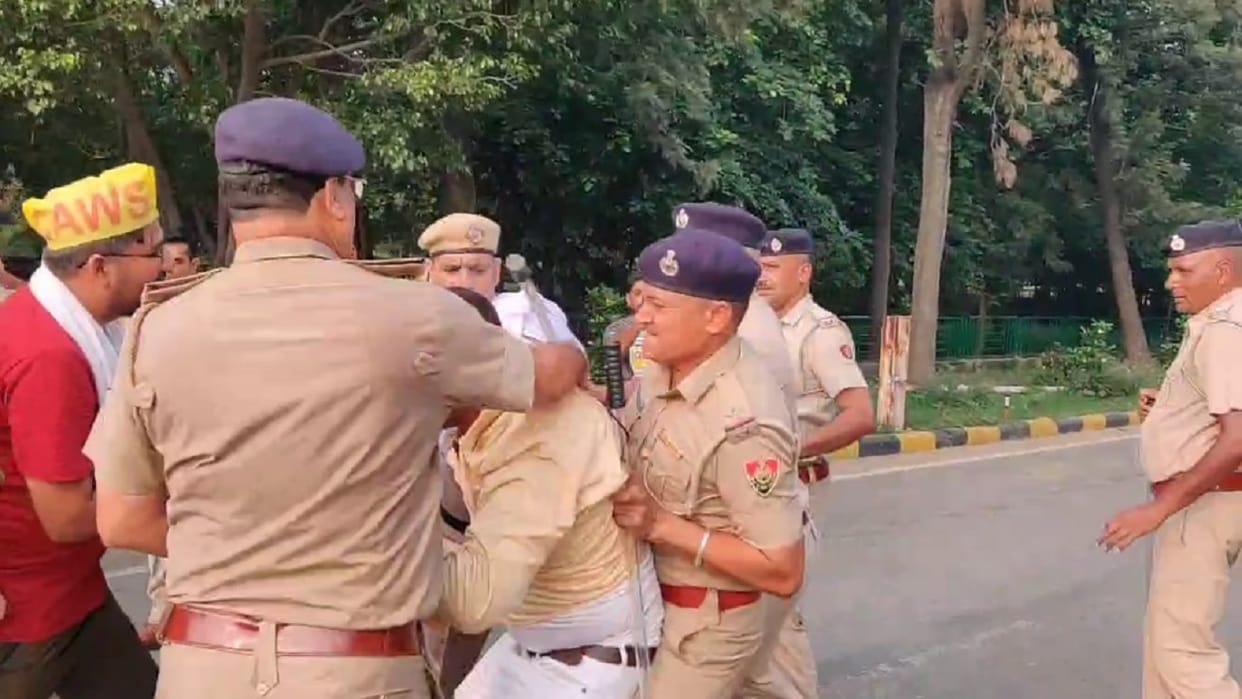scuffle between clerks who took to streets to demand their demands and police In Kurukshetra