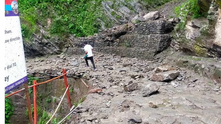 Kedarnath Gaurikund Accident Many Pilgrims Died After Boulder Fall On Road Chardham Yatra 2024 Photos - Amar Ujala Hindi News Live - Kedarnath:बाबा के दर्शन को निकले थे, पहाड़ी से माैत बनकर