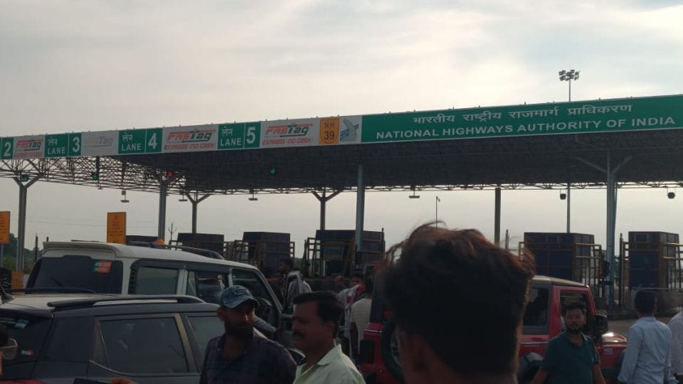 people surrounded Luhari toll plaza on Jhansi-Khajuraho highway