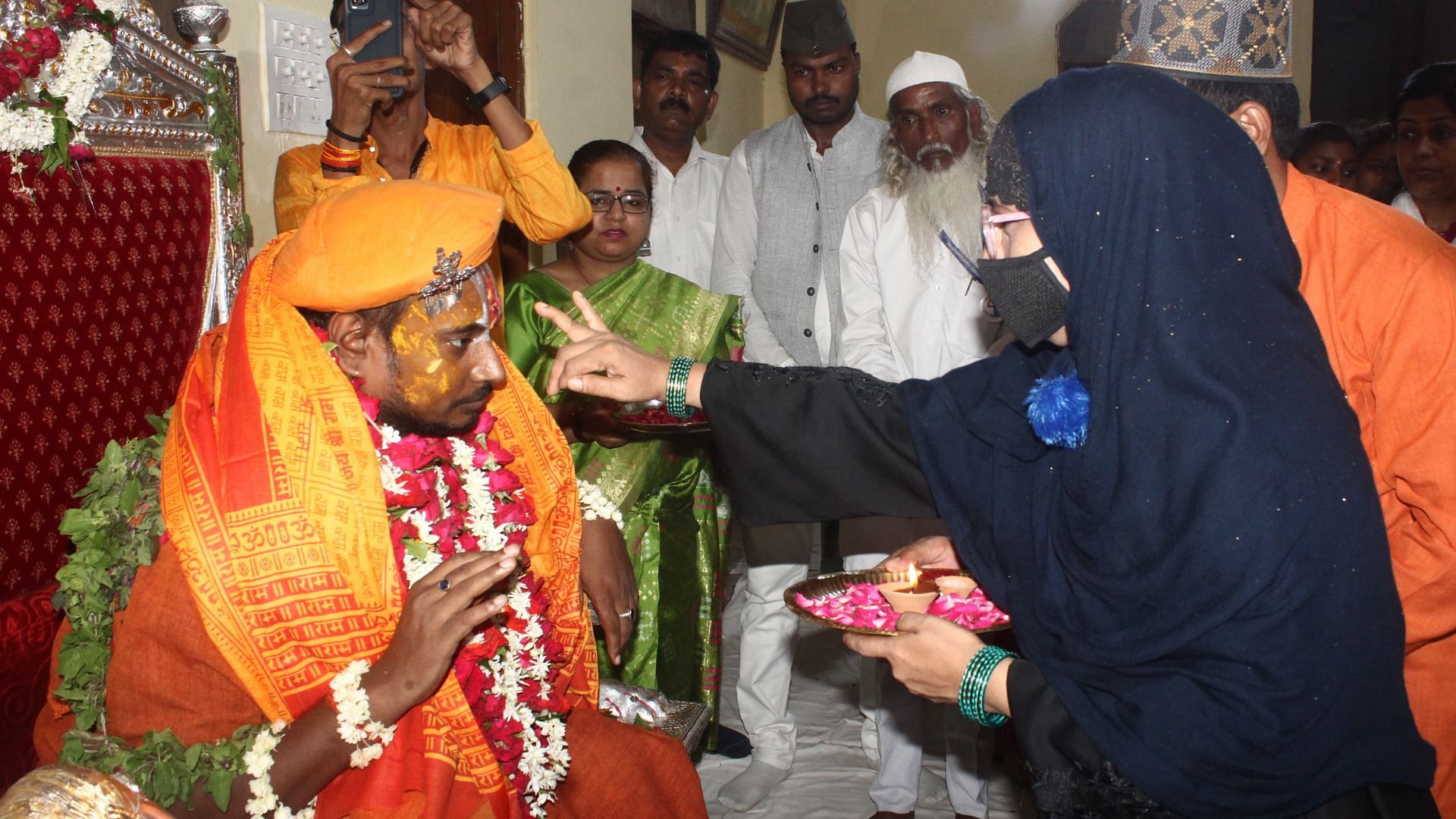 Muslim women celebrated Guru Purnima festival in varanasi performed aarti of Mahant Balakdas