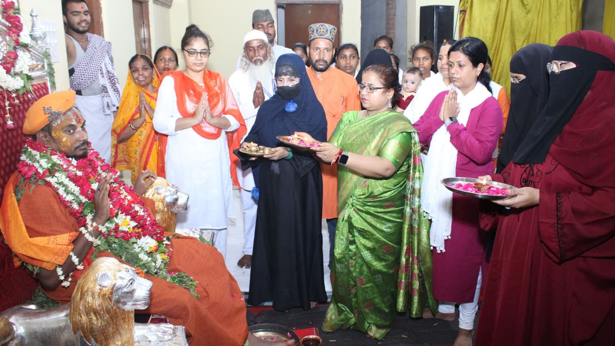 See the unique colors of Guru Purnima in pictures Muslim women and children worship