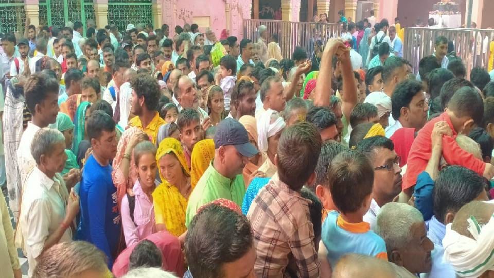 crowd of devotees gathered to see Dauji Maharaj on Mudia Purnima in Baldev