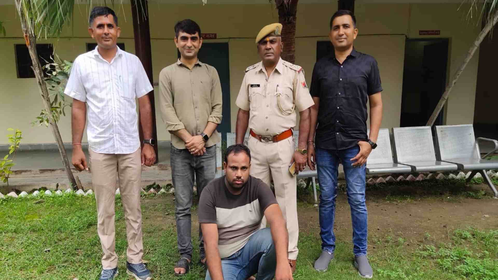 पुलिस की गिरफ्त में आरोपी।