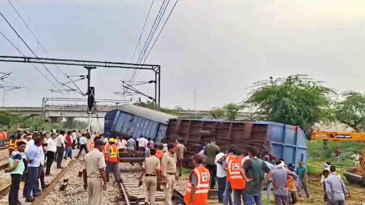 Alwar News: Three wagons of a goods train derailed on the Mathura-Alwar track in Alwar