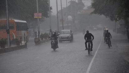 यूपी: कल से प्रदेश के इन जिलों को तर करेगी बारिश, मंगलवार से भारी बरसात का अलर्ट, ये जिला रहा सबसे गर्म UP: Rain will drench these districts of the state from tomorrow, heavy rain alert from Tuesday, this district
