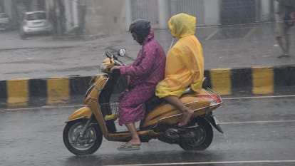 UP Weather Update: यूपी के लखनऊ-कानपुर समेत इन जिलों में आज होगी भारी बारिश... जानें मौसम विभाग का ताजा अपडेट Up Weather Update Imd Issued Heavy Rain Alert in Lucknow Kanpur Latest News in Hindi