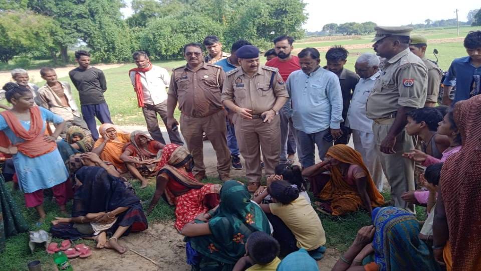 body of young man found lying on roadside in Mainpuri injury marks found on his face