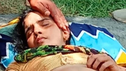 MP: महिलाओं को दफनाने वाली तस्वीरें आईं सामने, विरोध करने बैठीं तभी उड़ेल दी मुरम, फोटो में देखें भयावहता MP: Pictures of women being buried came out, when the women sat down to protest then they buried the grave