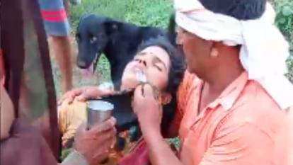 MP: महिलाओं को दफनाने वाली तस्वीरें आईं सामने, विरोध करने बैठीं तभी उड़ेल दी मुरम, फोटो में देखें भयावहता MP: Pictures of women being buried came out, when the women sat down to protest then they buried the grave