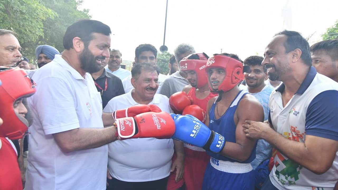 Kurukshetra CM seen in different styles during Raagiri, showed power of punch in boxing and laid chess board