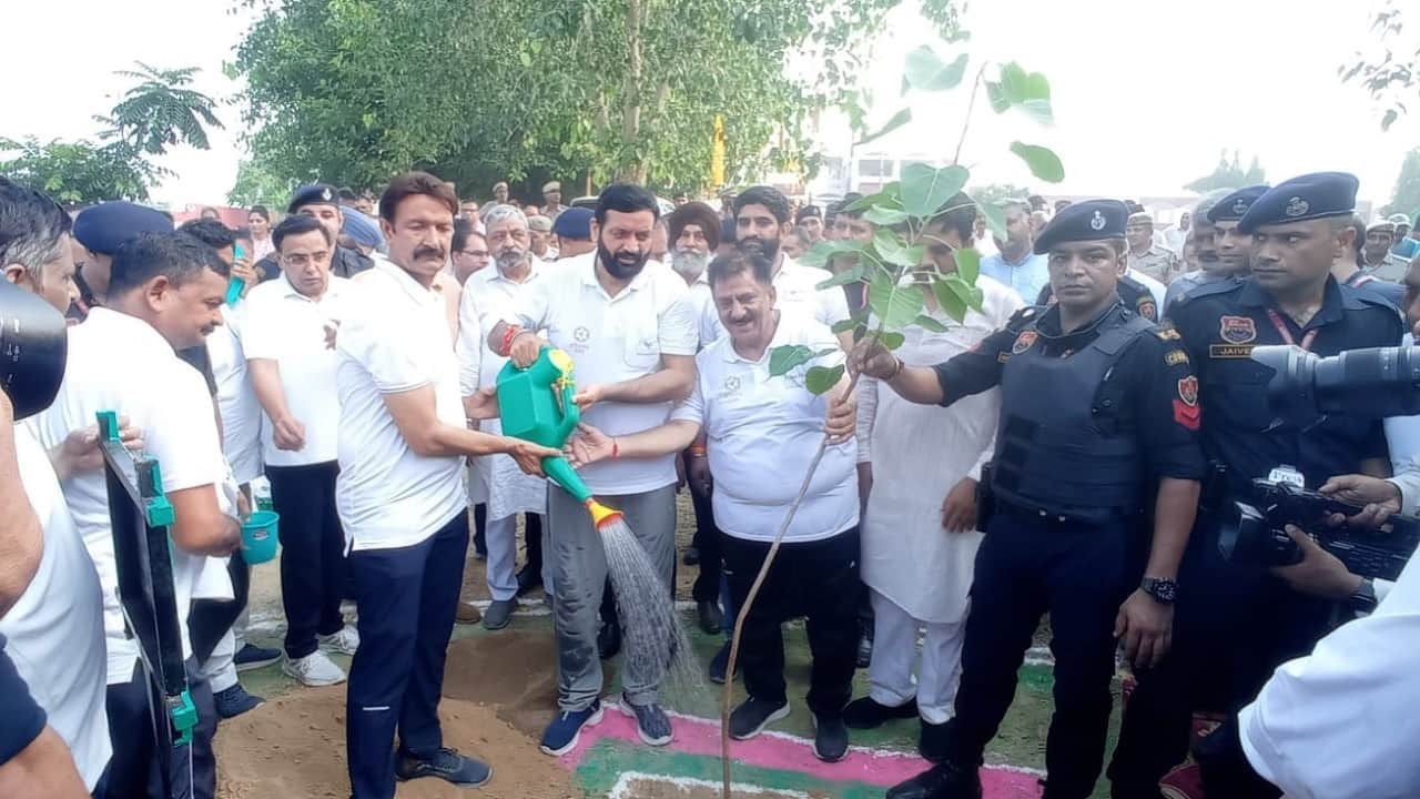 Kurukshetra CM seen in different styles during Raagiri, showed power of punch in boxing and laid chess board