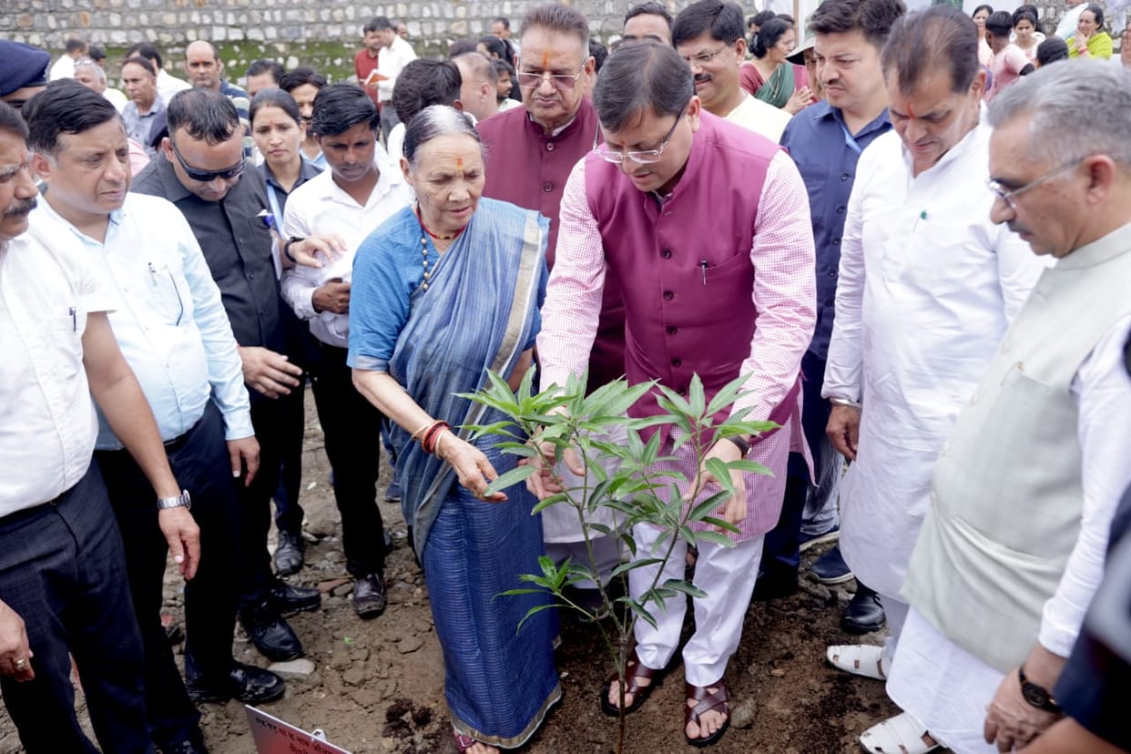 Uttarakhand CM dhami planted tree Ek Ped Maa Ke Naam On occasion of Guru Purnima