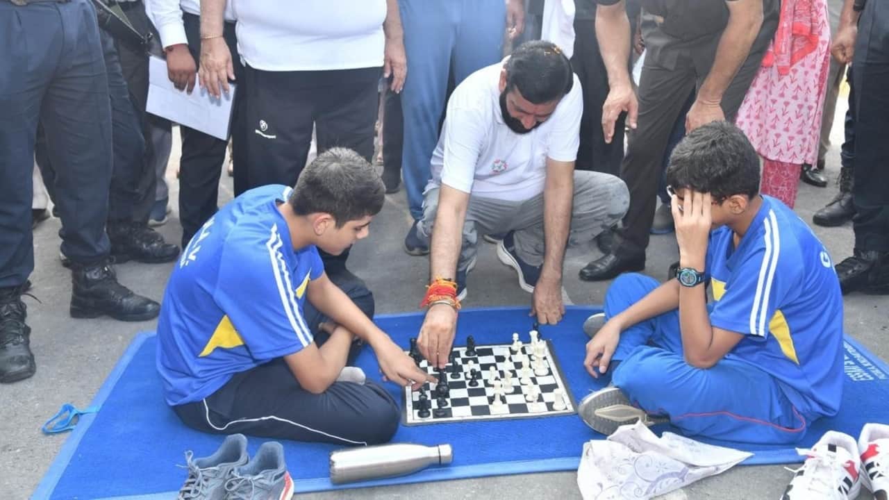 Kurukshetra CM seen in different styles during Raagiri, showed power of punch in boxing and laid chess board