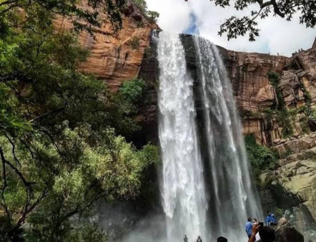 Sehore: Bhopal family, who had gone for a picnic, got trapped in Amargarh Water Fall