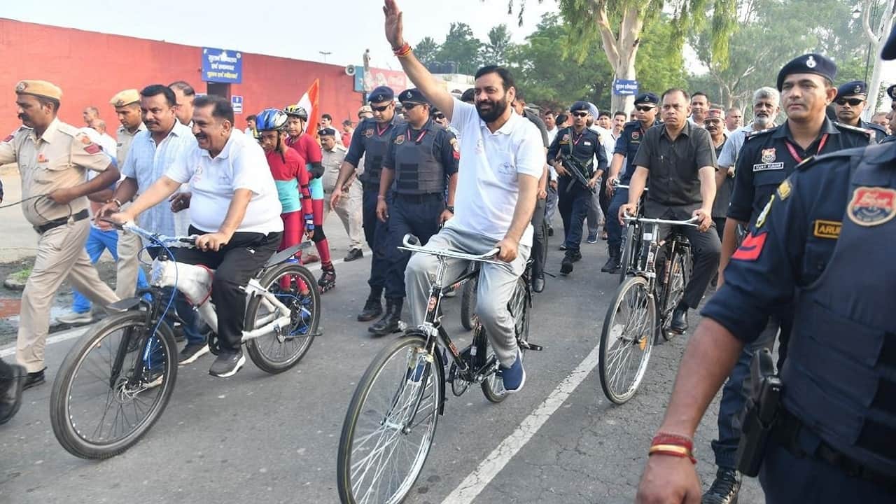 Kurukshetra CM seen in different styles during Raagiri, showed power of punch in boxing and laid chess board