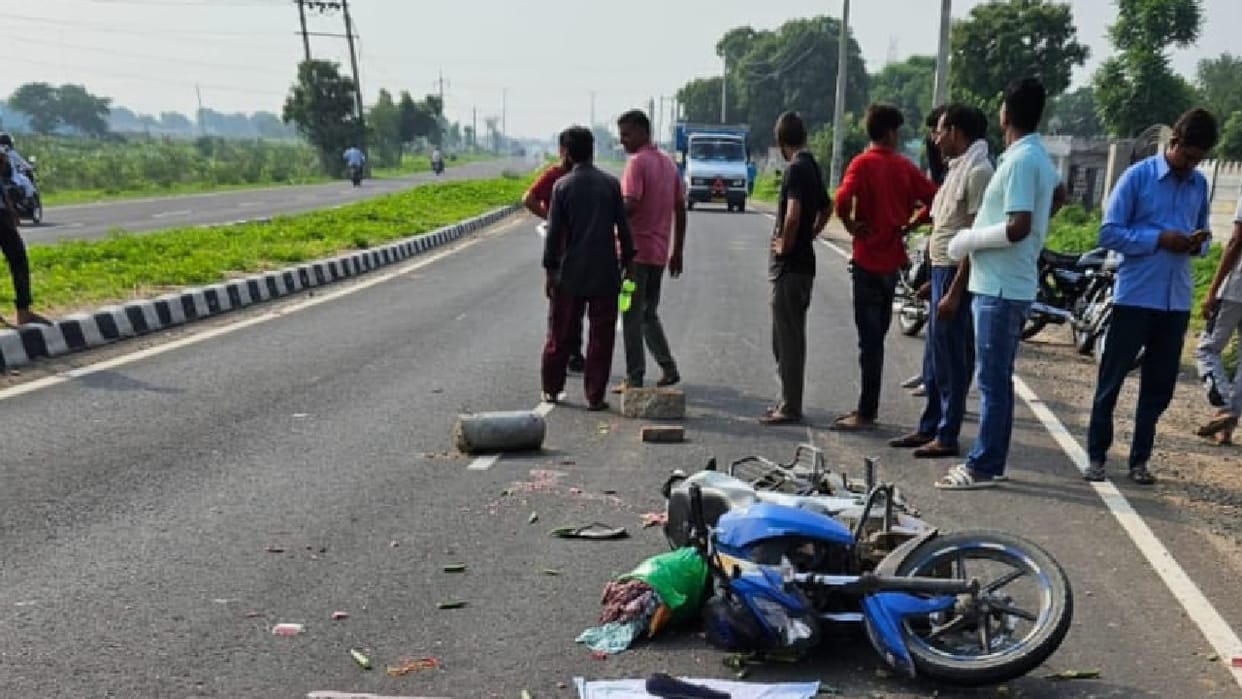 Tragic accident in Narnaul, Bike rider woman dies after being hit by trolley, driver condition critical