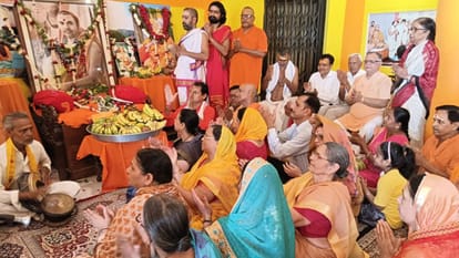 Guru Purnima about 19 lakh disciples bowed worship Guru in varanasi long queues in monasteries temples