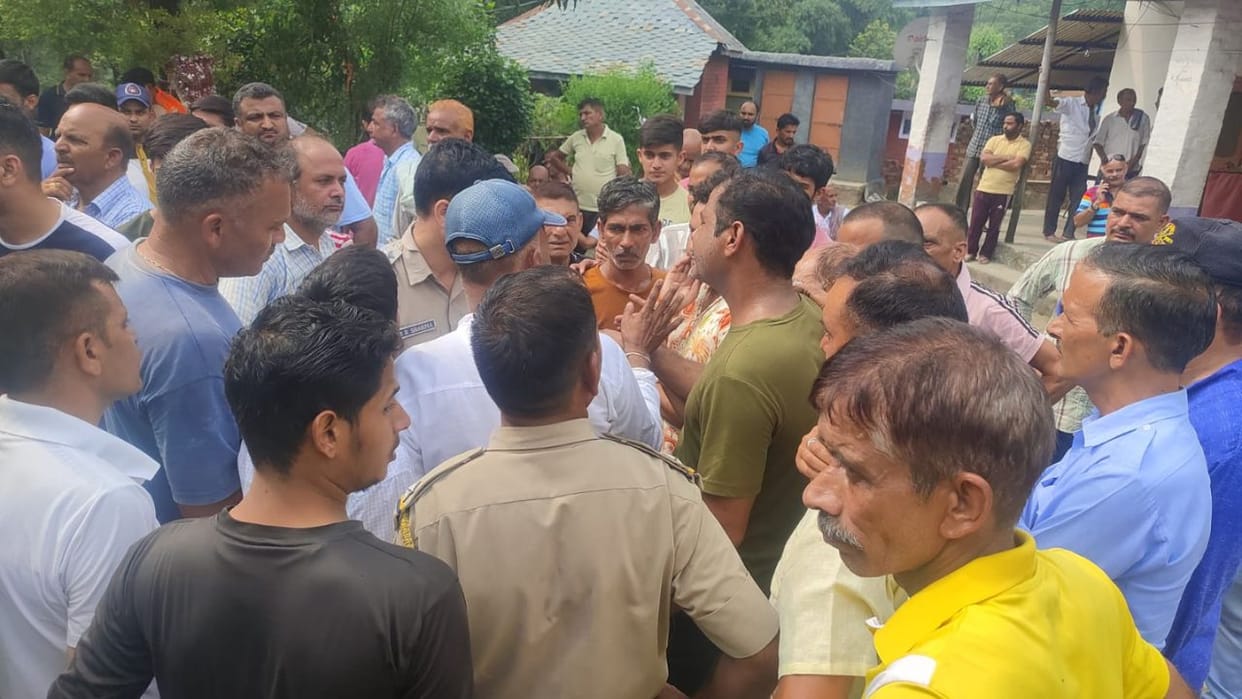Hamirpur News 15 minutes after police raid in the house owner died under suspicious circumstances