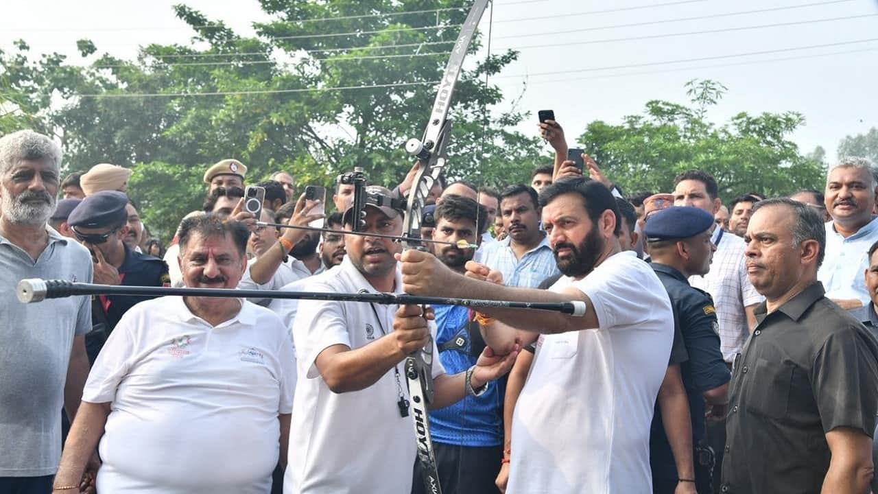 Kurukshetra CM seen in different styles during Raagiri, showed power of punch in boxing and laid chess board