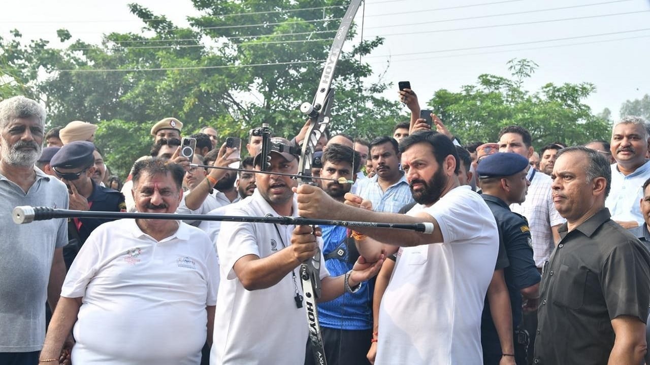 Kurukshetra CM seen in different styles during Raagiri, showed power of punch in boxing and laid chess board