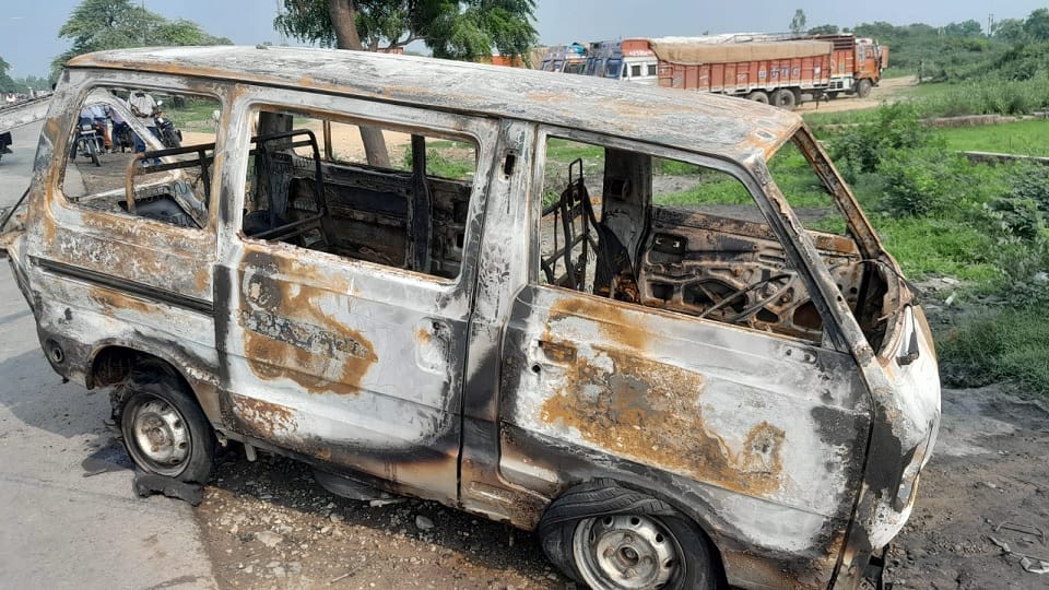 Fire broke out in the car of devotees going to bathe in Ganga