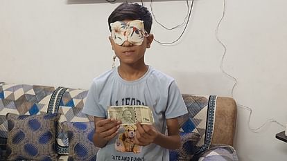 Bharat Jadoun blindfolded and reads newspapers and books quickly