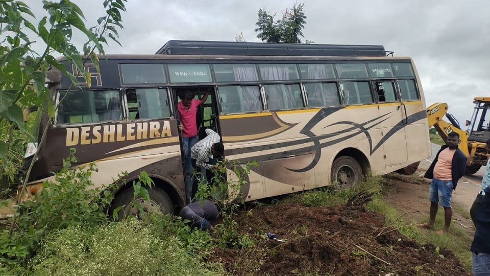 bus went out of control and entered the field all the passengers narrowly escaped in Jagdalpur