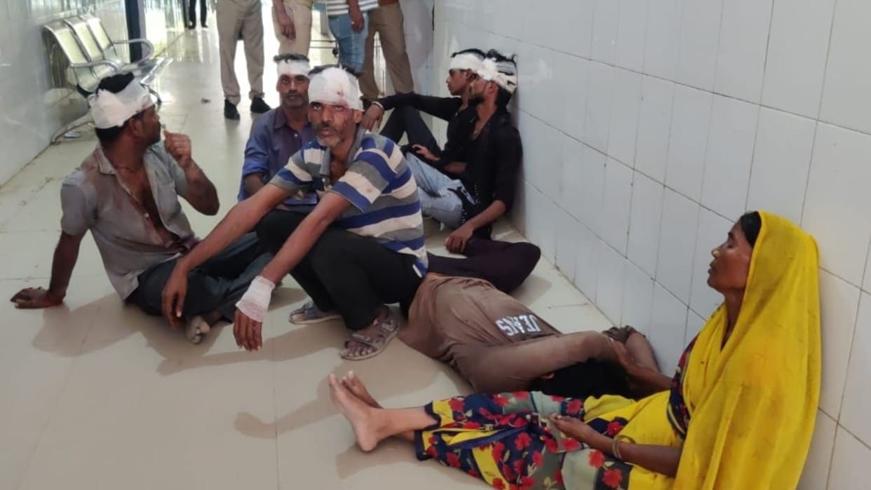 Bloody conflict land dispute in bhadohi 15 people injured and 10 critical condition