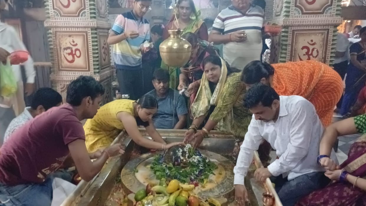 Har Har Mahadev Crowds gathered at Shiva temples in mirzapur anointed with milk and Ganga water