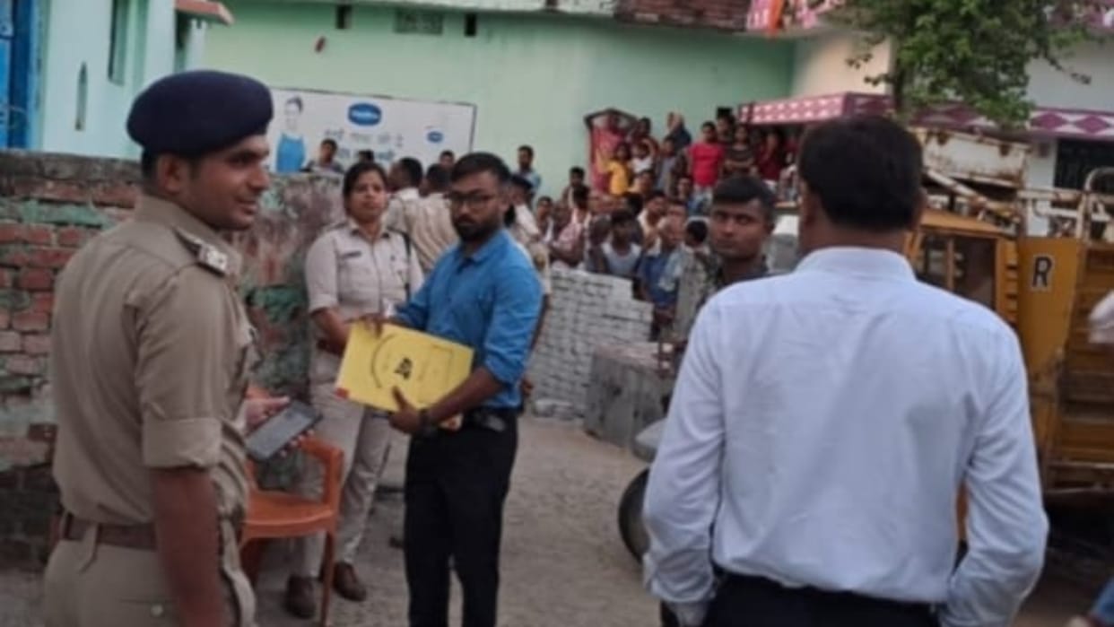 Bihar: Bihar police engaged after Retired teacher murdered wife, cuts into pieces with sharp weapon in araval