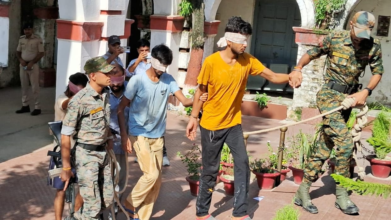 Bihar News: bihar police searching for BJP party ex minister daughter in law love affair with staff, wife shot