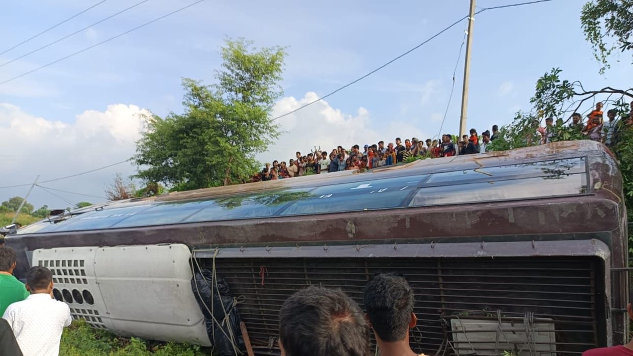 Bihar News : Bus Accident in Madhubani going from Sitamarhi to Silliguri bihar police