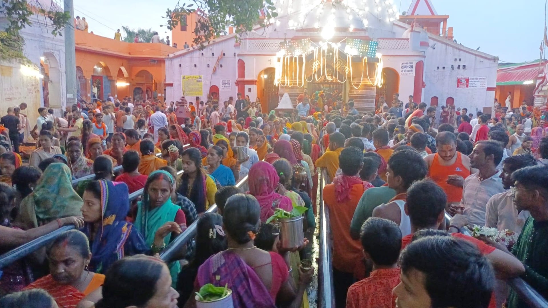 पटना के बैकुंठनाथ मंदिर में उमड़ी भीड़।