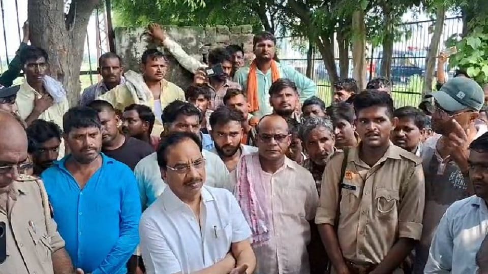 Contract worker dies of electric shock while repairing the line