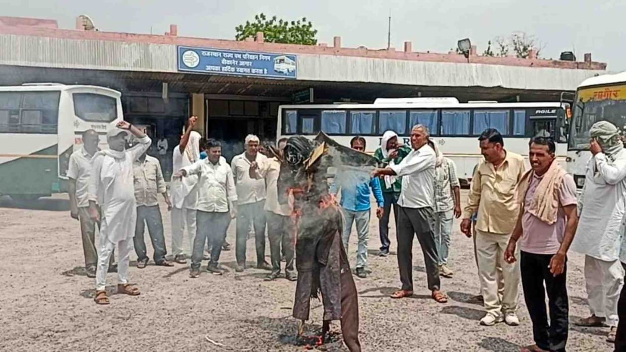 Bikaner News: Roadways employees burnt the effigy of MLA Yunus Khan