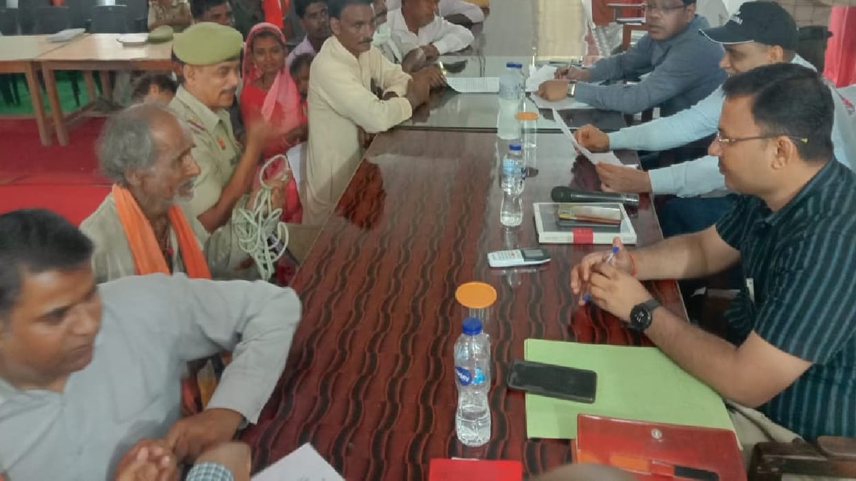Old man Tried committed suicide in front of officers Angered by not getting justice in Mahoba